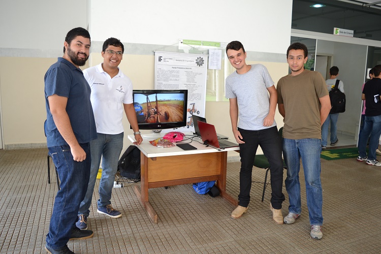 Equipe Predadores Baja SAE do IFG durante campanha de divulgação.